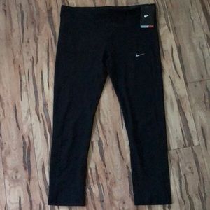 NWT Nike Essential Tight Fit Capris sz L